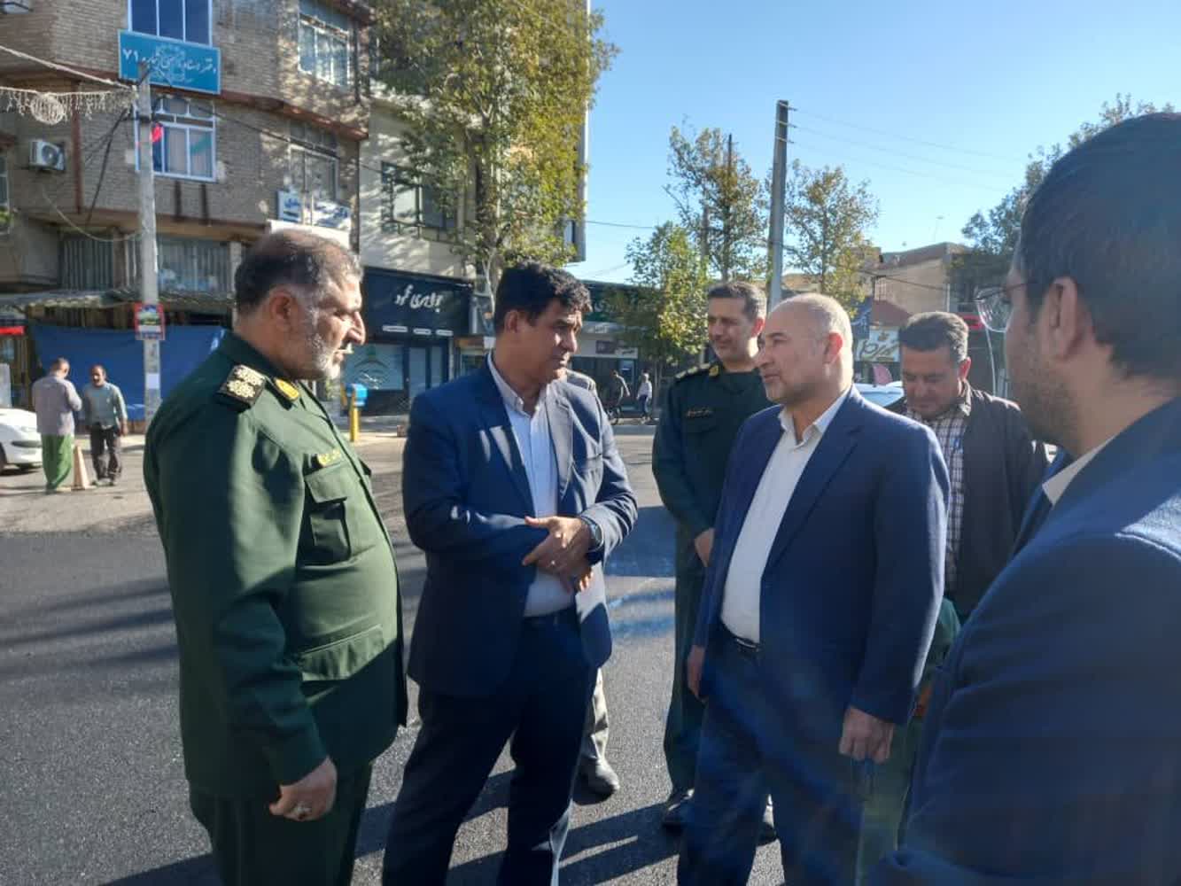 بازدید فرماندار و فرمانده سپاه شهرستان مینودشت از روند اجرای آسفالت معابر شهر